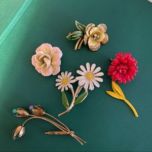 Lot of vintage flower pins